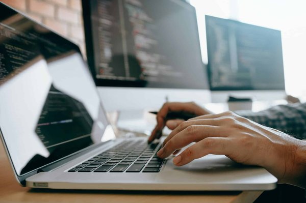 Faites briller votre marque avec notre agence web et marketing