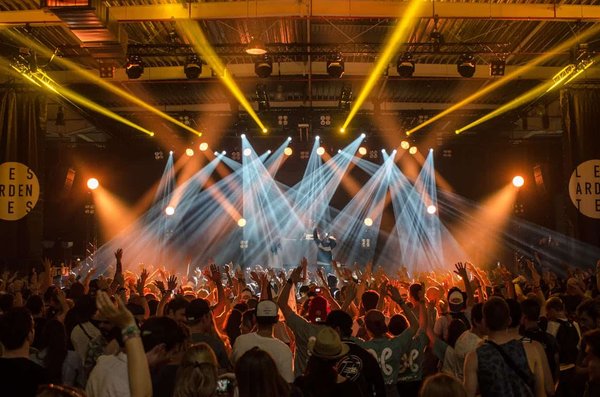 Quelles sont les meilleures pratiques pour la photographie de concerts en basse lumière?